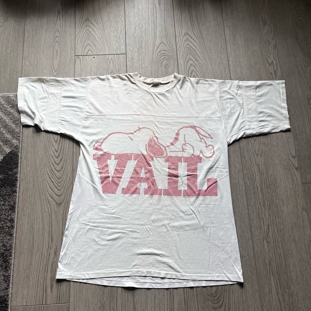 Vintage Single Stitch Cream and Pink Snoopy Vail 1958 Tee Schulz - Picture 3 of 11